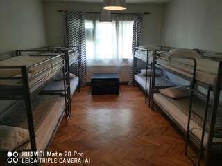 Хостелы Enjoy Hostel Клуж-Напока Спальное место на двухъярусной кровати в 12-местном общем номере для мужчин и женщин-1